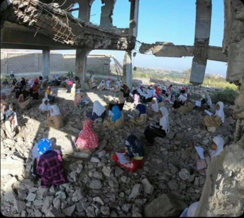 الصورة ليست لمدرسة فتيات مدمرة في أفغانستان