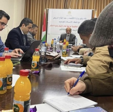 ما حقيقة تقديم عصير إسرائيلي خلال لقاء وزارة الاقتصاد مع الصحفيين في غزة؟